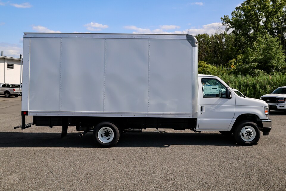 2025 Ford E-450 Cutaway photo 2