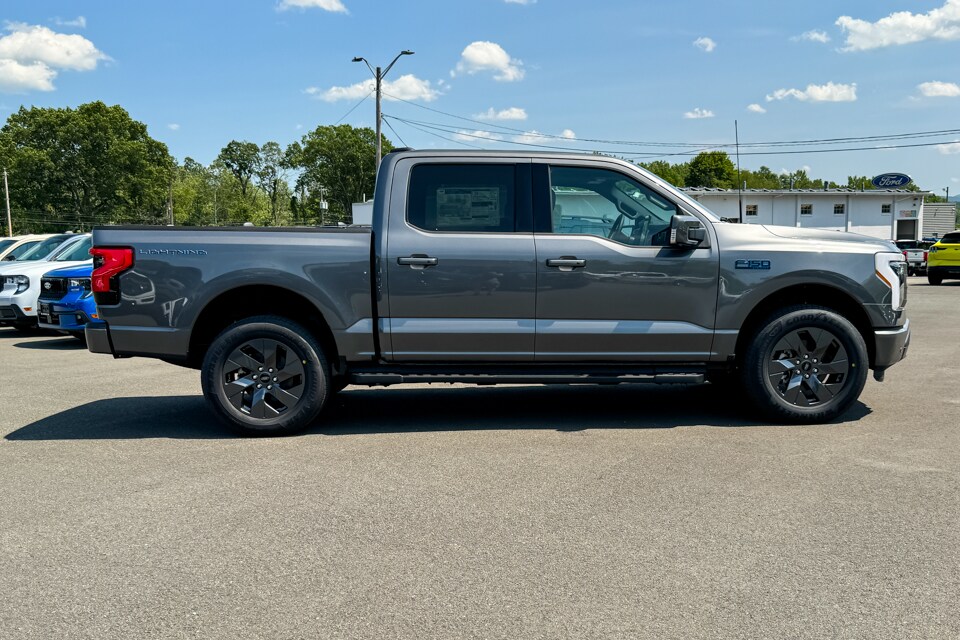 2025 Ford F-150 Lightning Lariat photo 2
