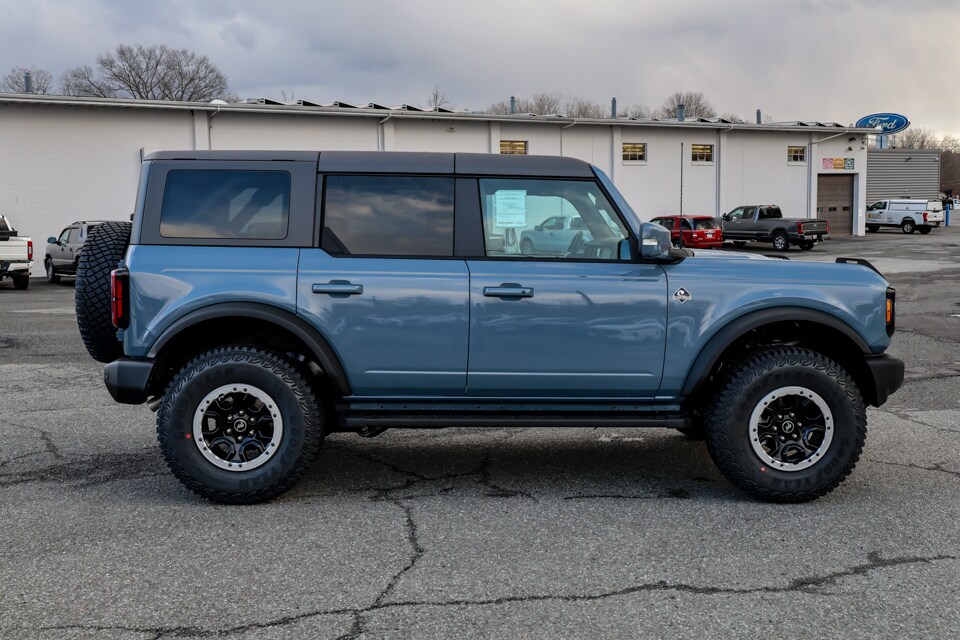 2024 Ford Bronco Outer Banks photo 2