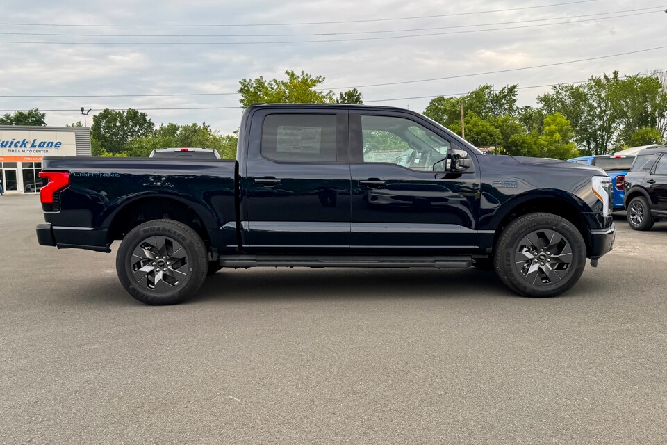2025 Ford F-150 Lightning Lariat photo 2