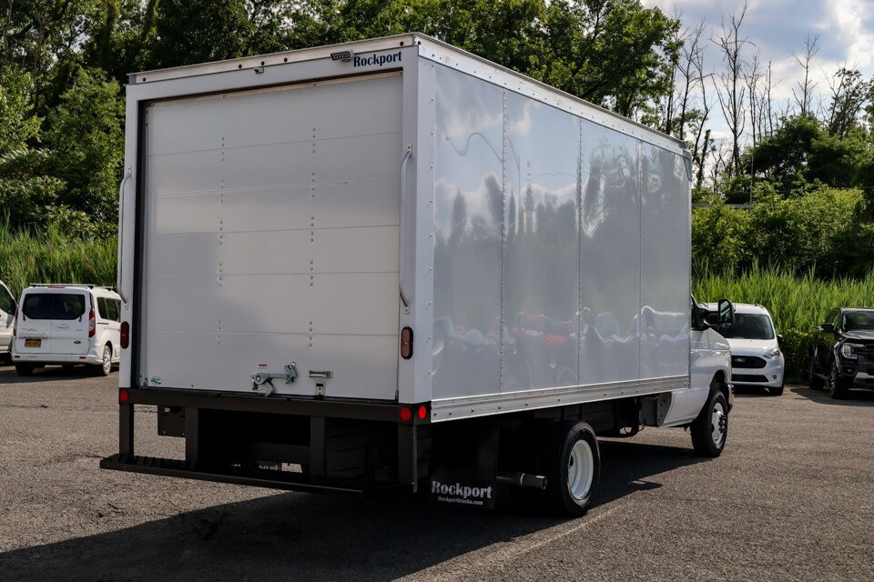 2025 Ford E-450 Cutaway photo 3