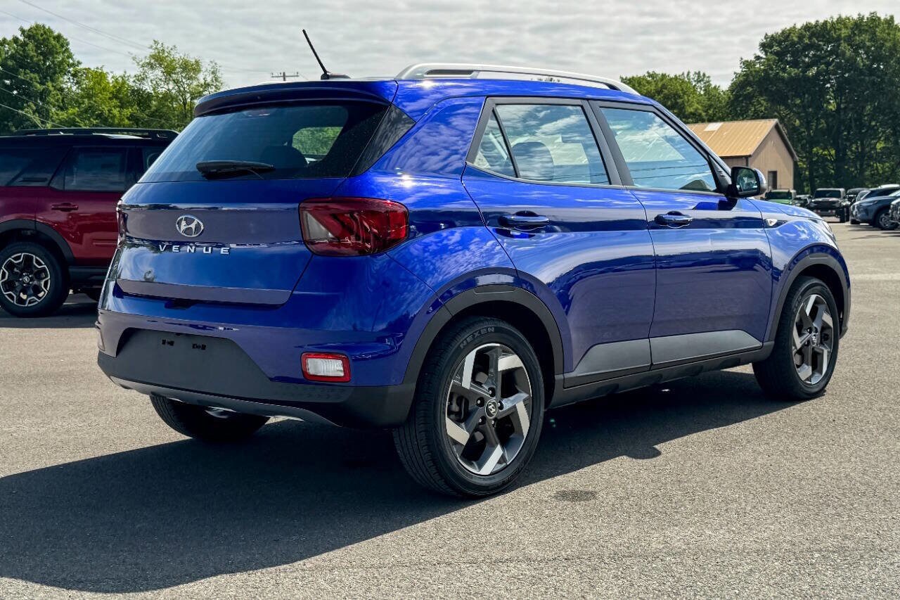 2023 Hyundai Venue Limited photo 3