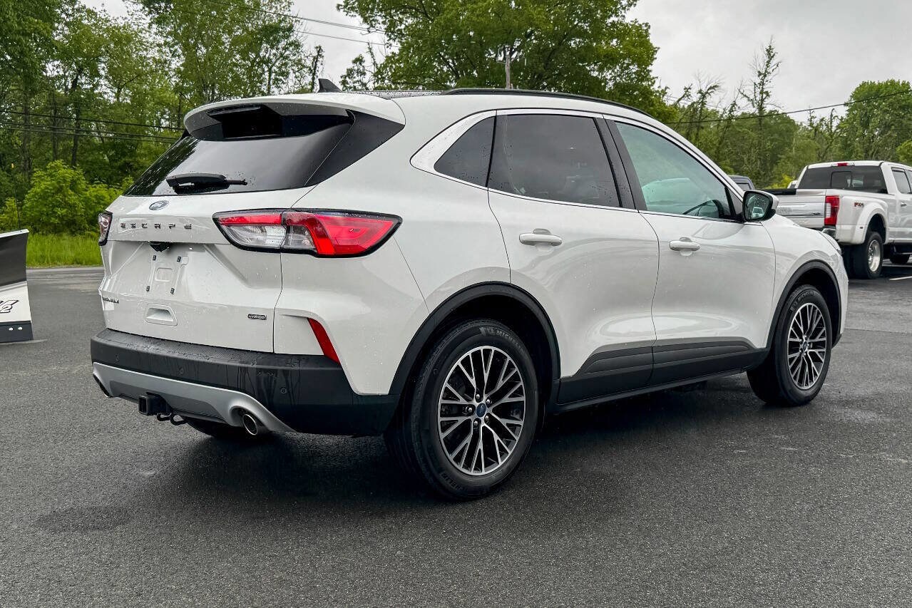 2022 Ford Escape Titanium photo 3