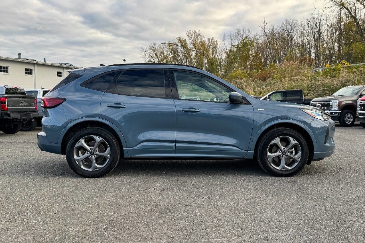 2023 Ford Escape ST-Line Select photo 2