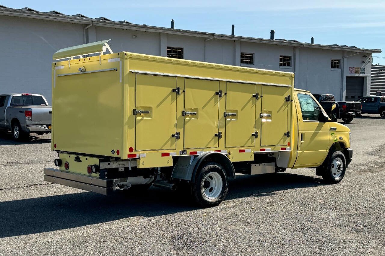 2022 Ford E-450 Cutaway photo 3