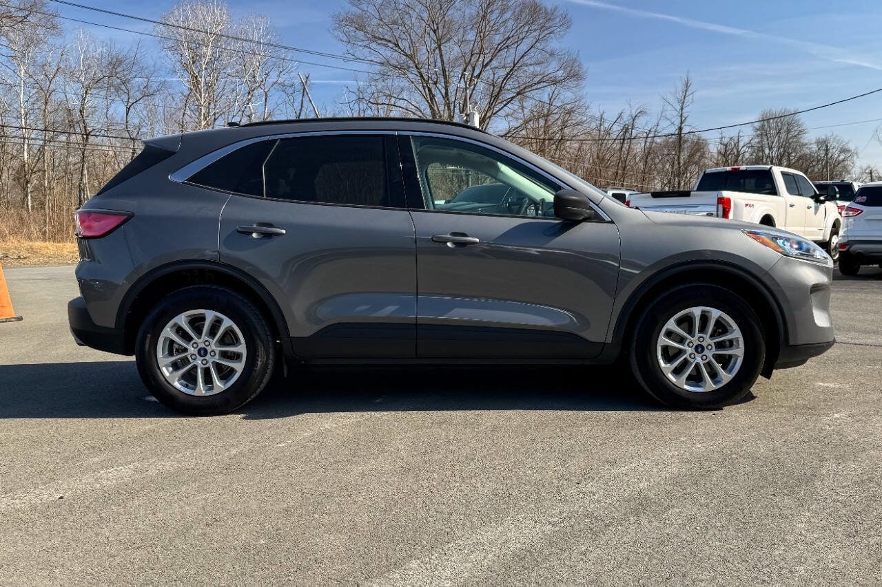 Used 2022 Ford Escape SE with VIN 1FMCU9G63NUA93592 for sale in Mechanicville, NY