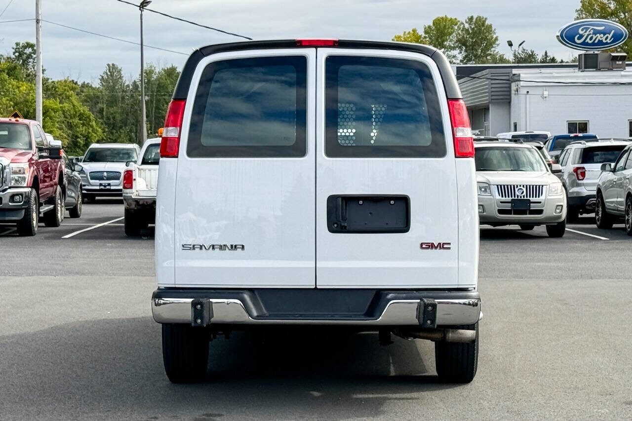 2022 Gmc Savana 2500 photo 4
