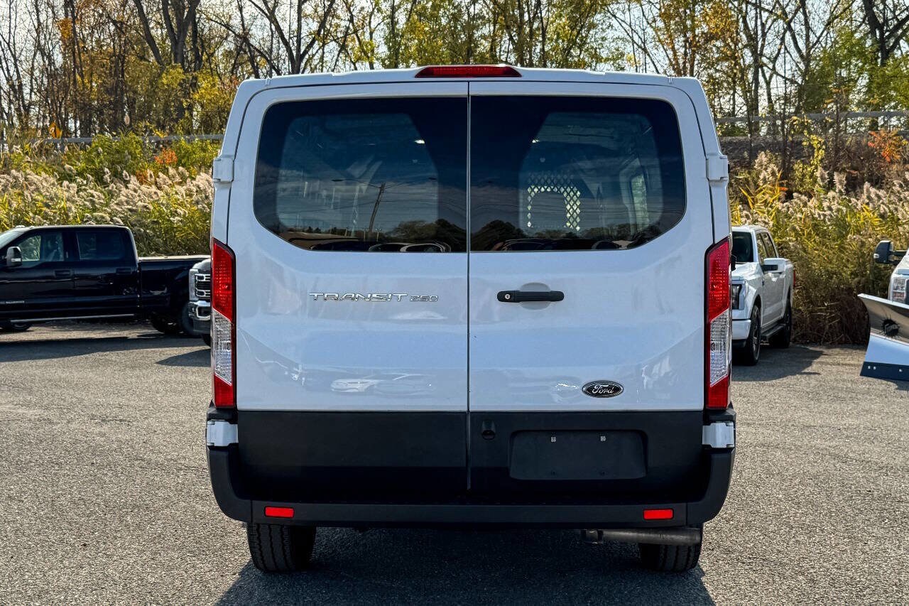 2024 Ford Transit photo 4