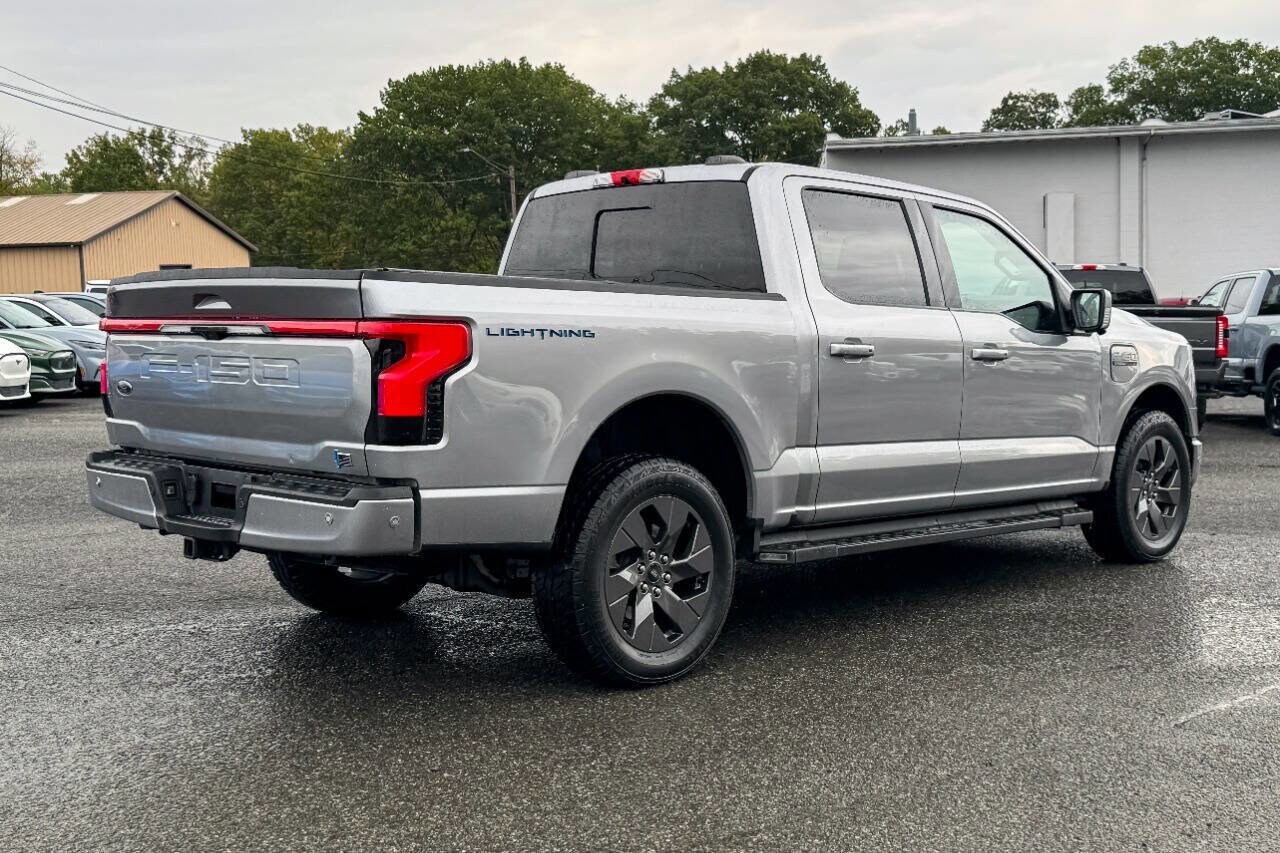2022 Ford F-150 Lightning Lariat photo 3