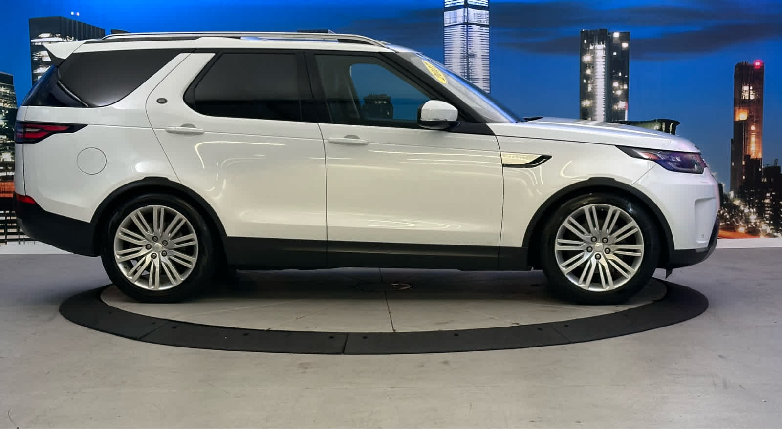 Used 2017 Land Rover Discovery HSE with VIN SALRRBBV5HA020521 for sale in New York, NY