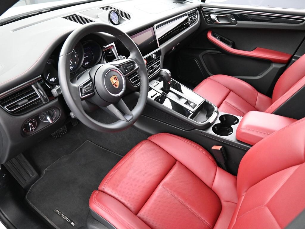 2025 Porsche Macan Base photo 4