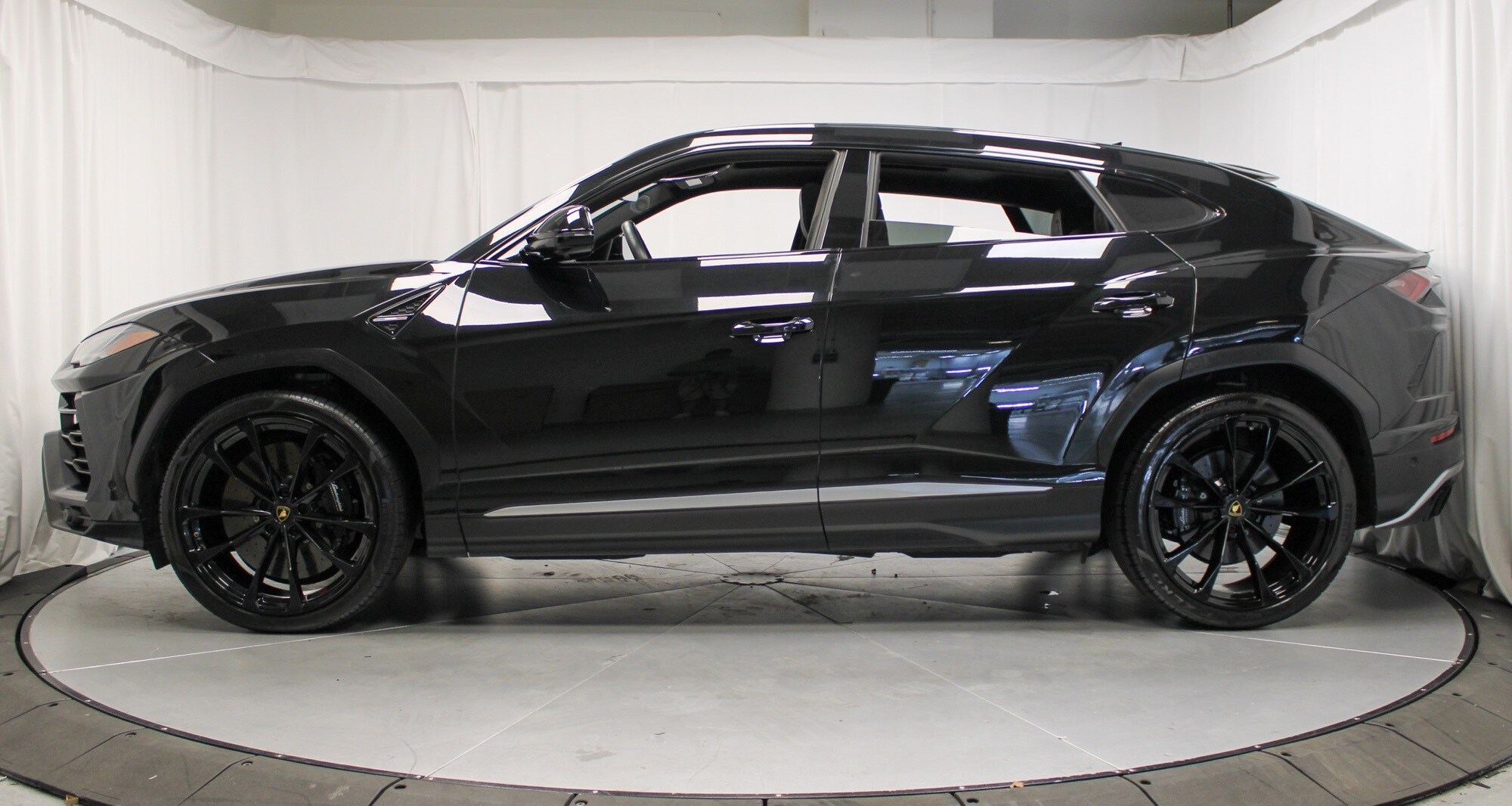 2019 Lamborghini Urus Base photo 2