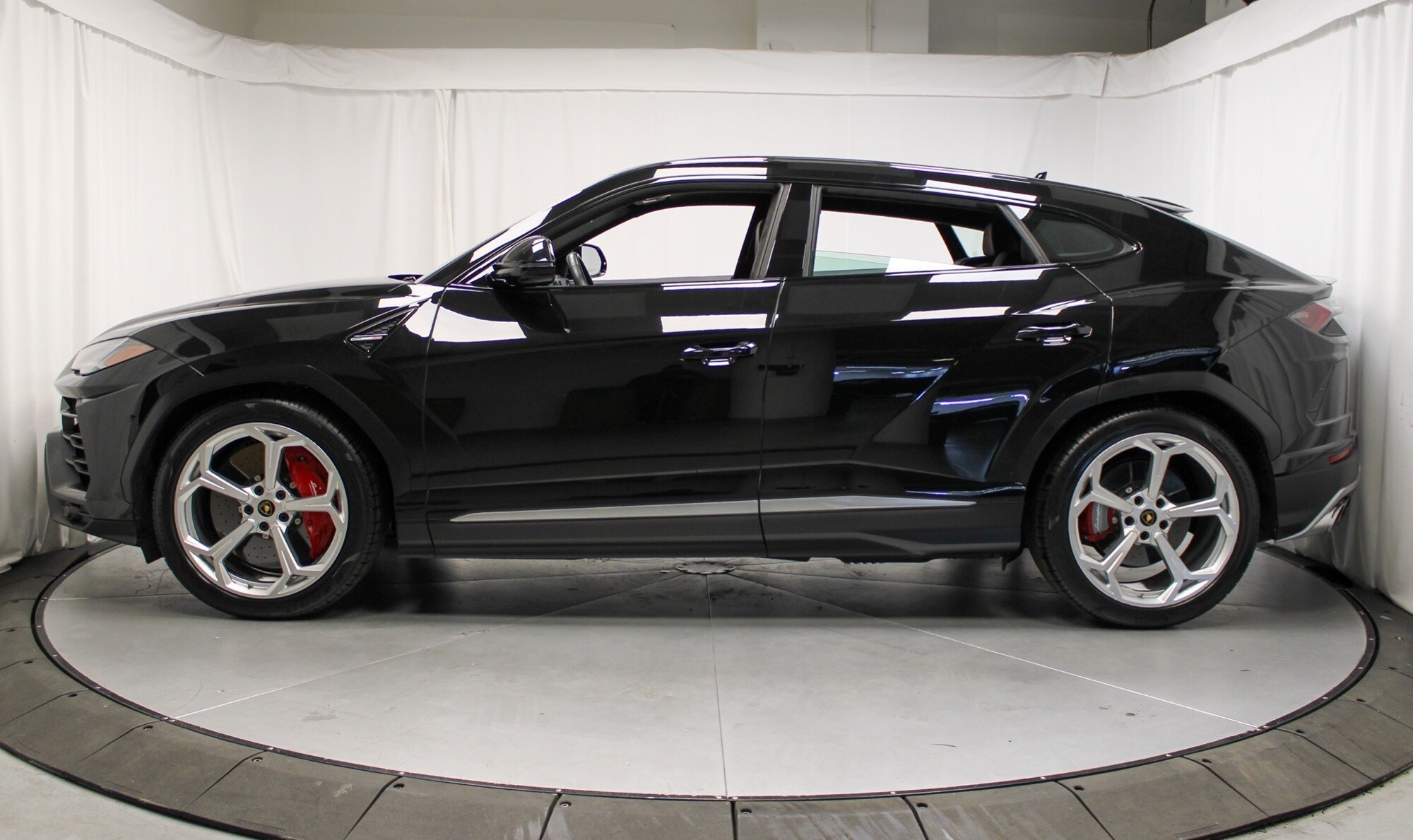 2021 Lamborghini Urus photo 2