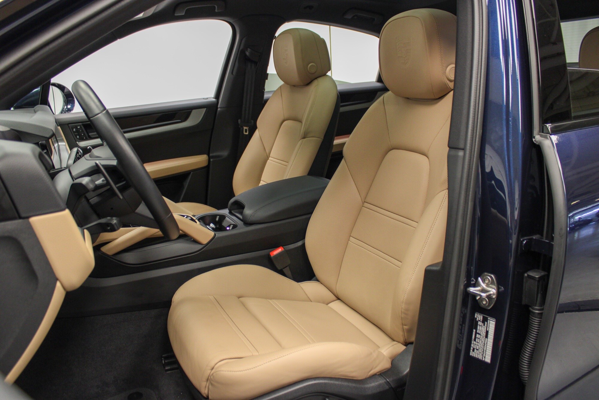 2025 Porsche Cayenne Coupe Base photo 4