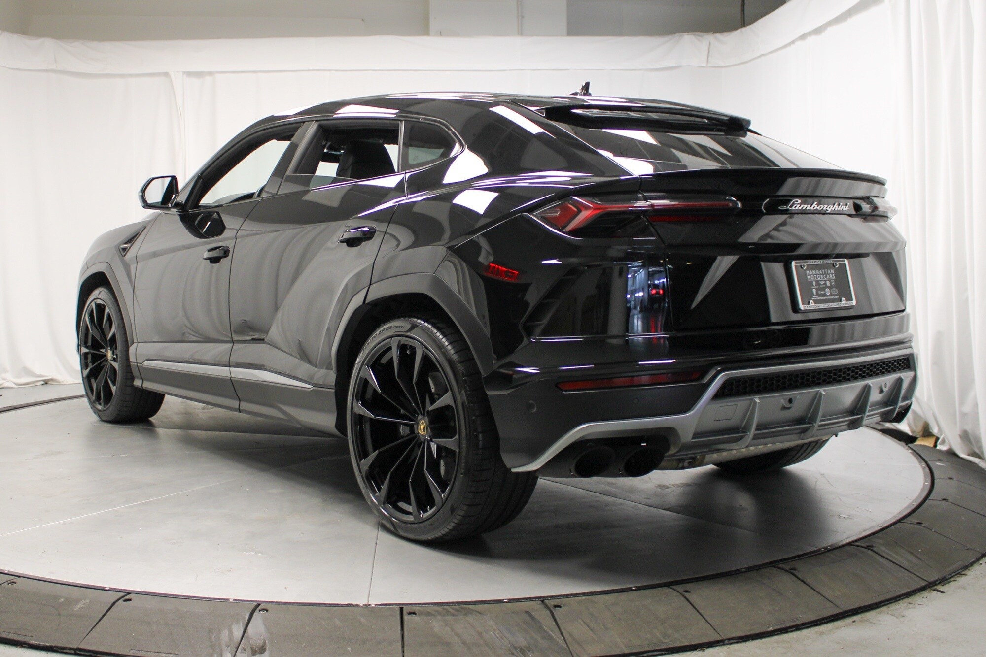 2019 Lamborghini Urus Base photo 3