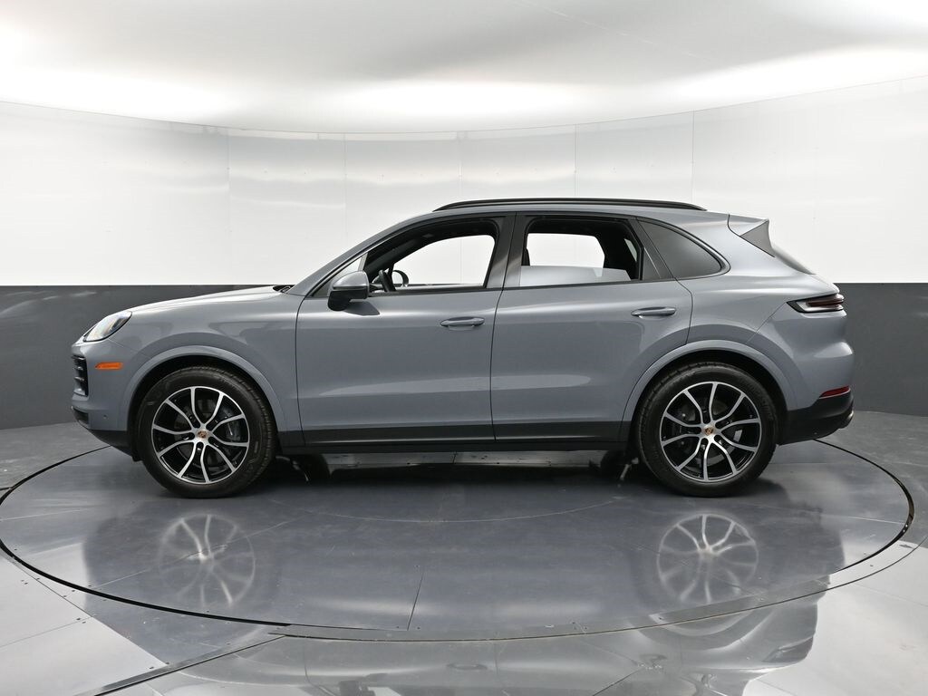 2025 Porsche Cayenne Base photo 2