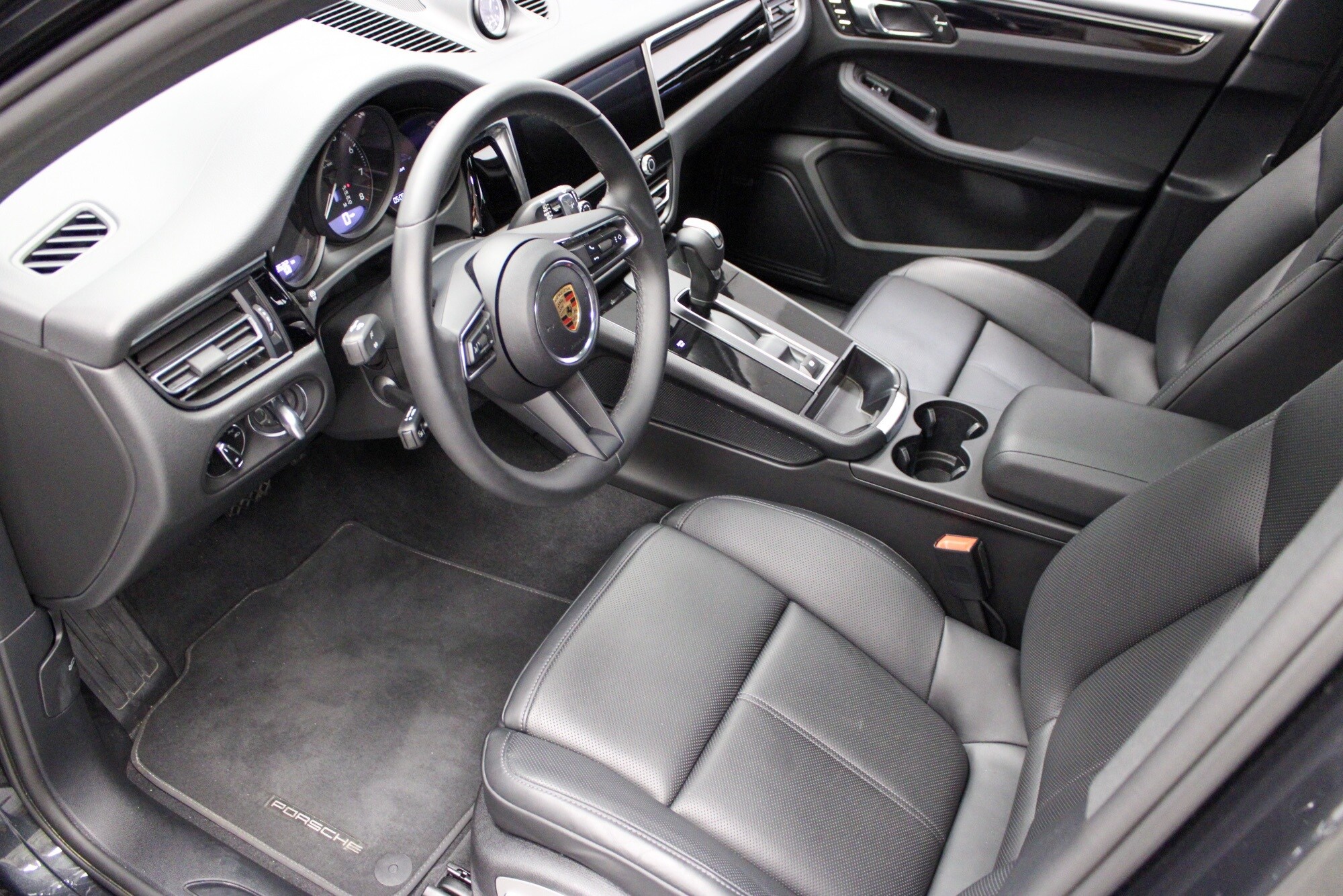 2025 Porsche Macan T photo 4