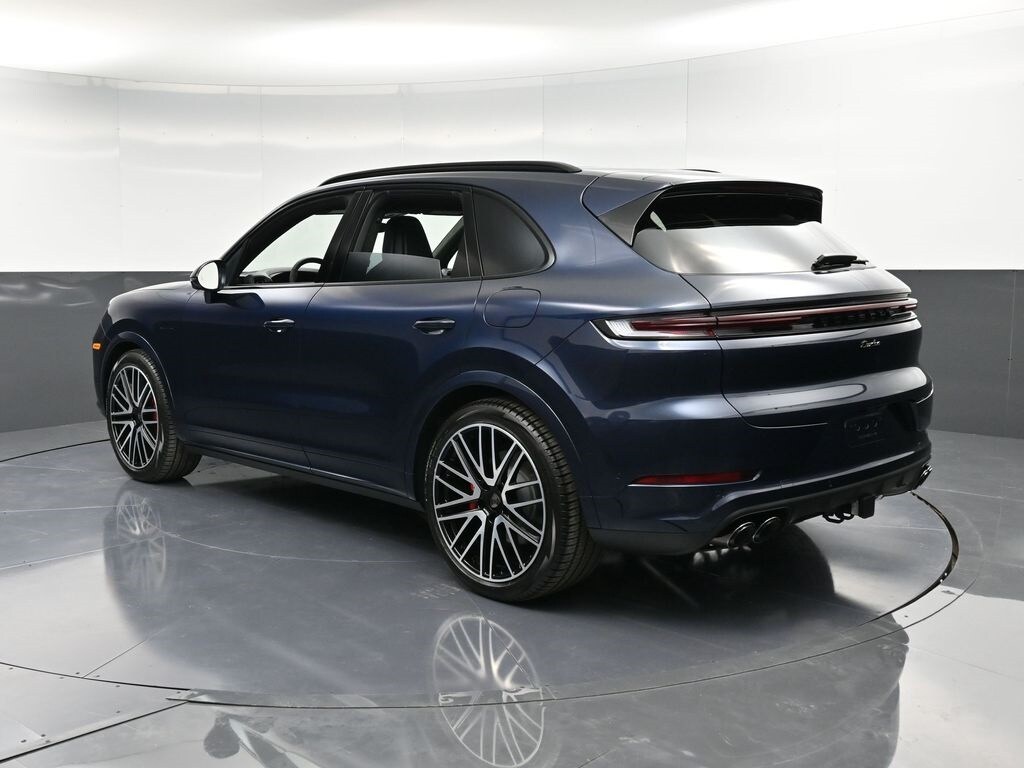 2025 Porsche Cayenne E-Hybrid Turbo photo 3