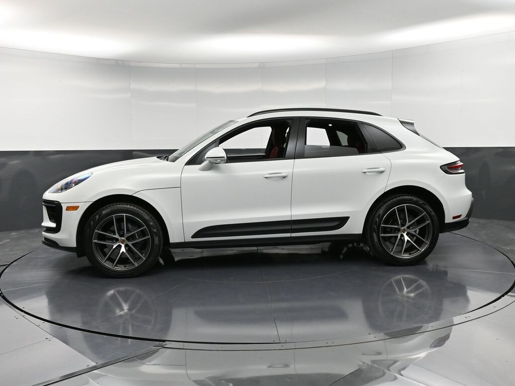2025 Porsche Macan T photo 2