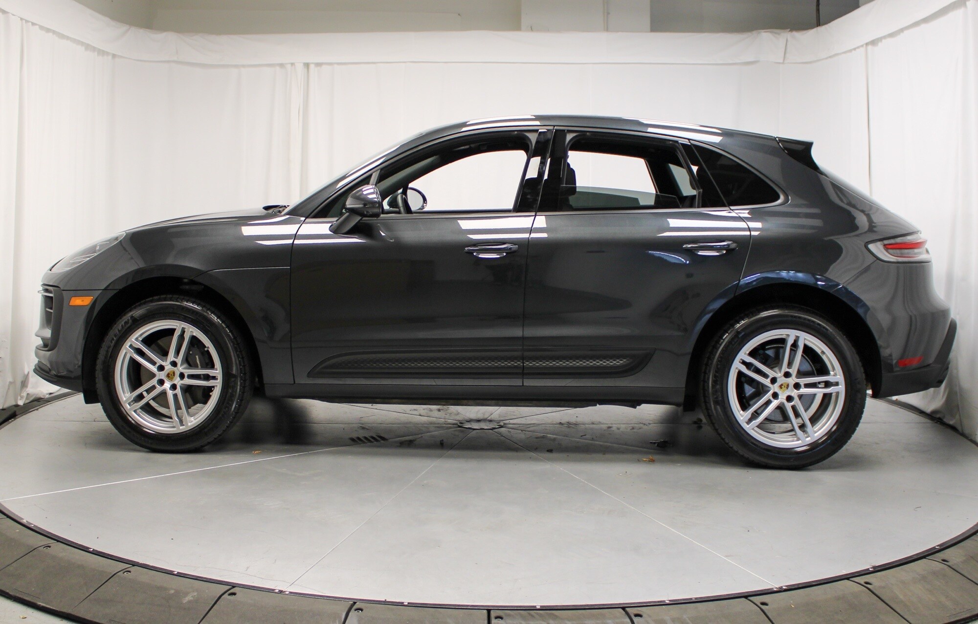 2025 Porsche Macan T photo 2