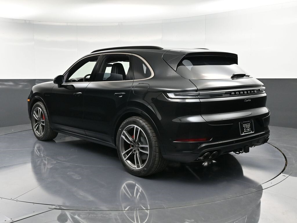 2025 Porsche Cayenne E-Hybrid Turbo photo 3