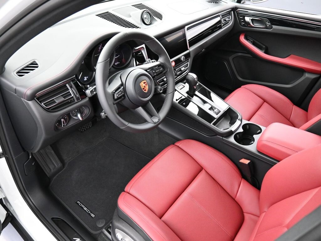 2026 Porsche Macan T photo 4