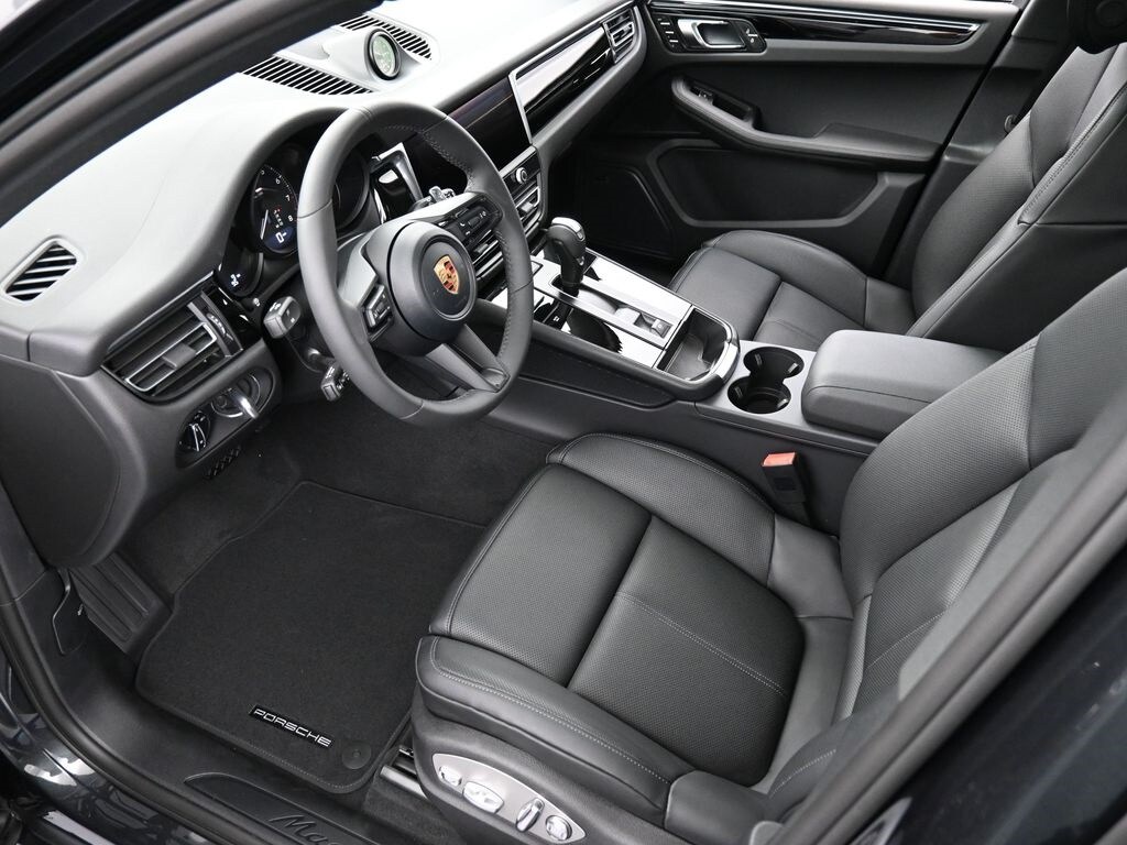 2026 Porsche Macan T photo 4