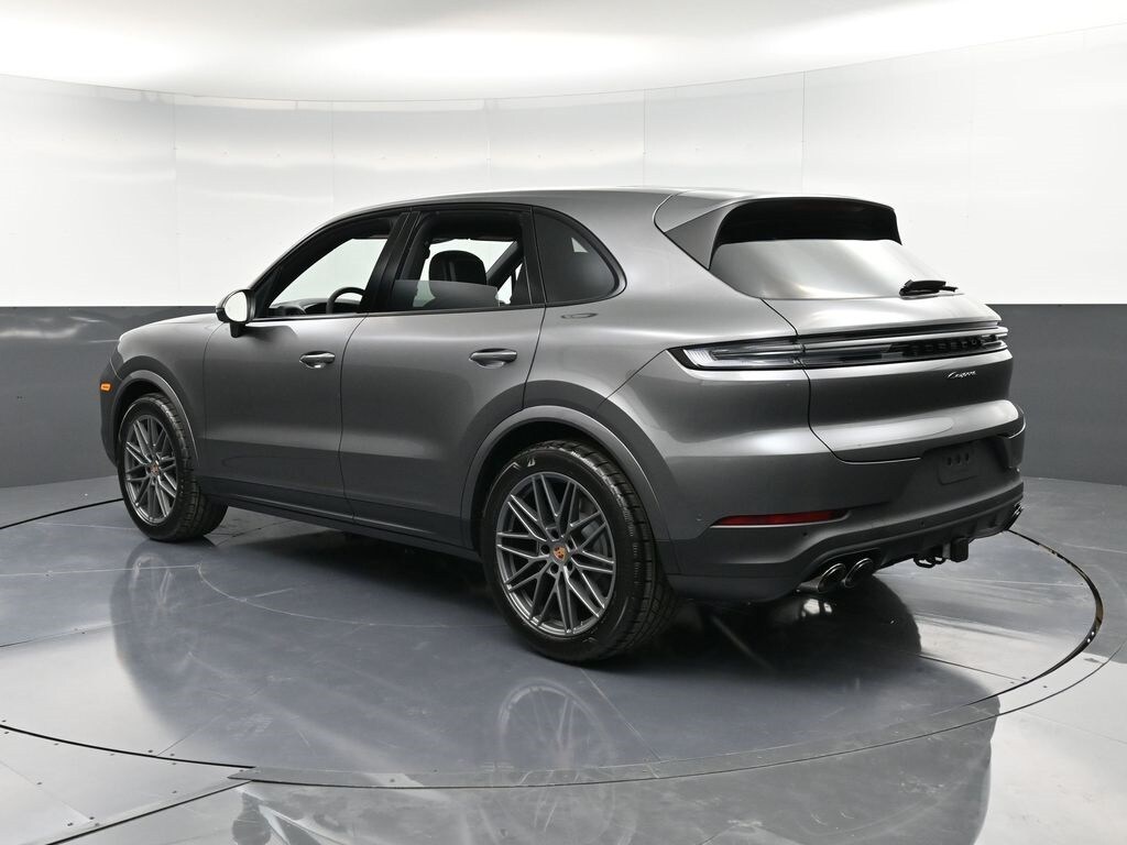 2025 Porsche Cayenne photo 3