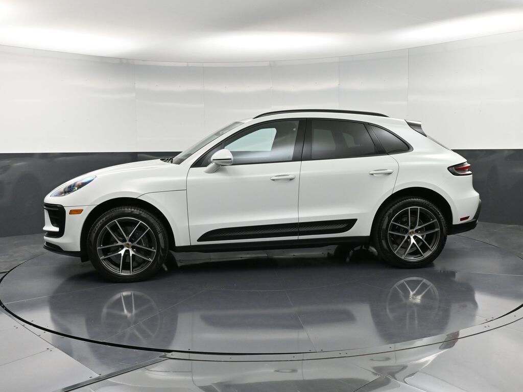 2025 Porsche Macan T photo 2