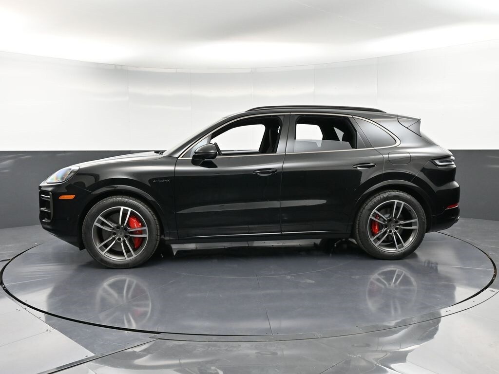 2025 Porsche Cayenne E-Hybrid Turbo photo 2
