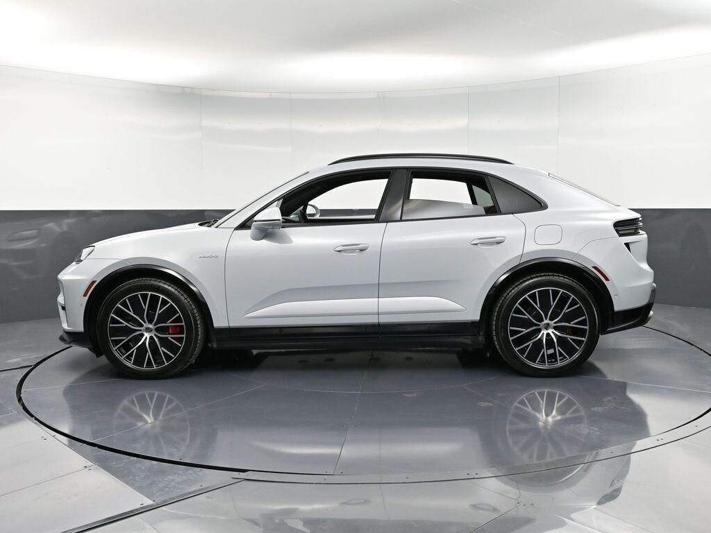 2025 Porsche Macan Electric Turbo photo 2