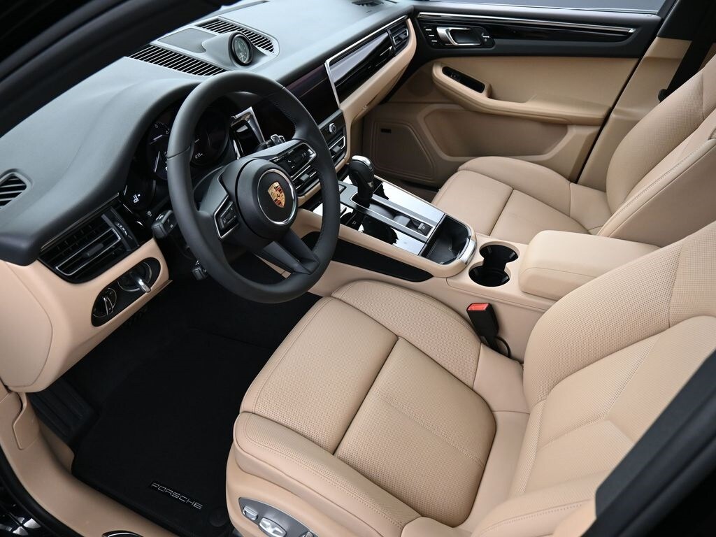 2025 Porsche Macan T photo 4