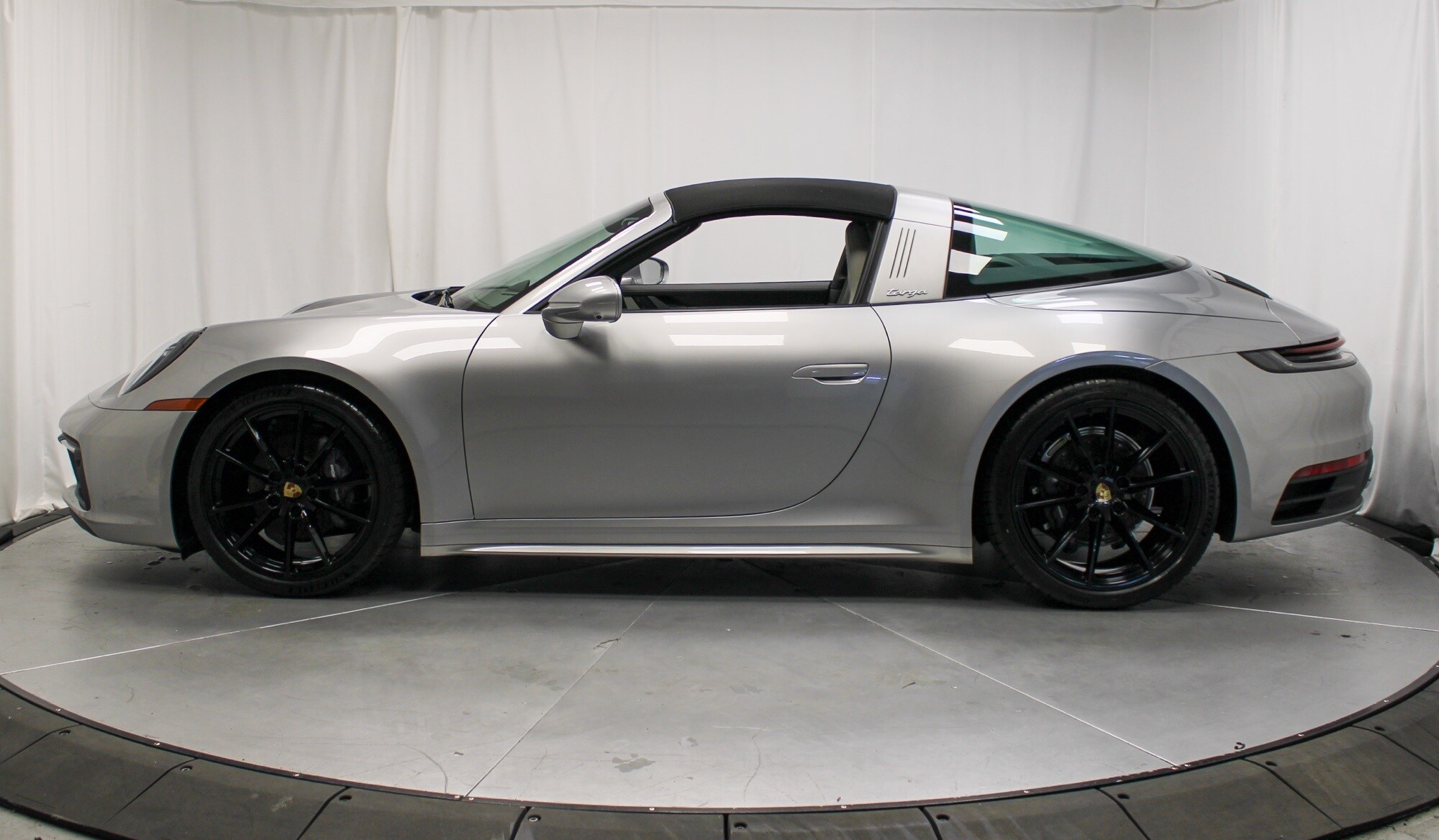 2024 Porsche 911 Targa 4 photo 2