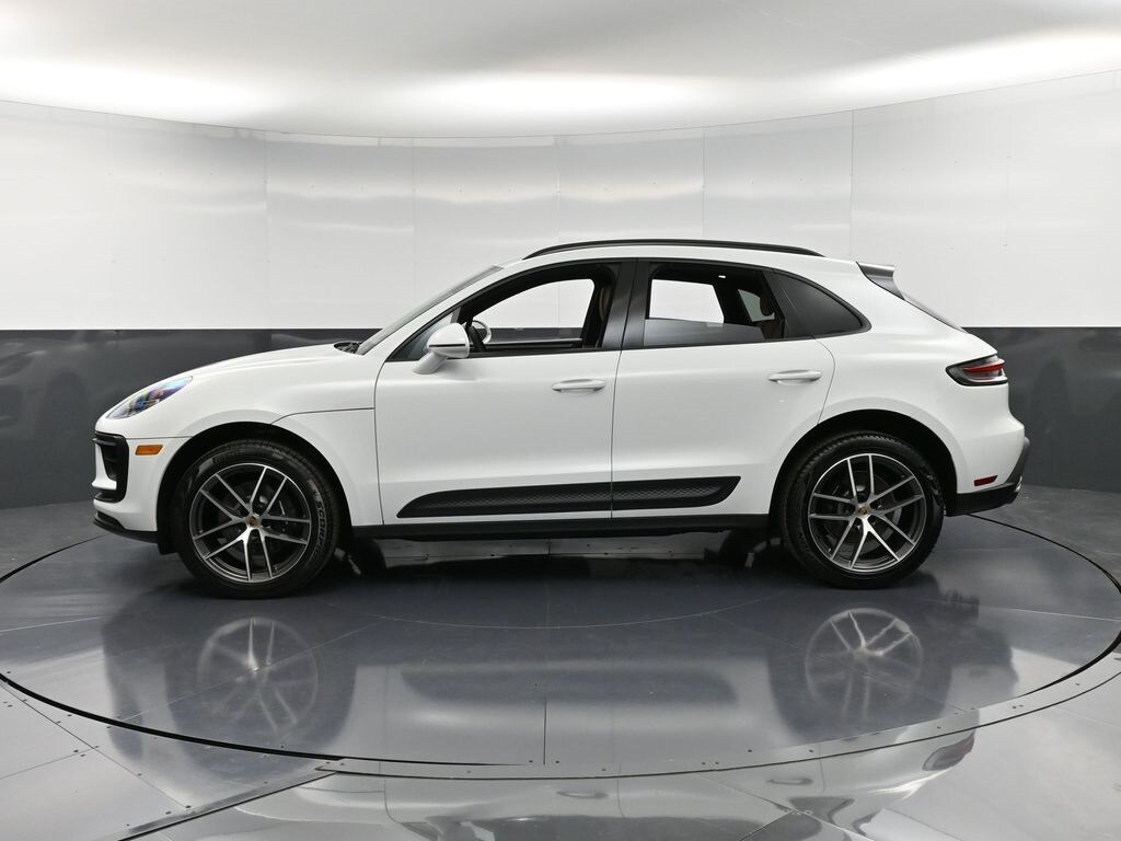 2025 Porsche Macan T photo 2