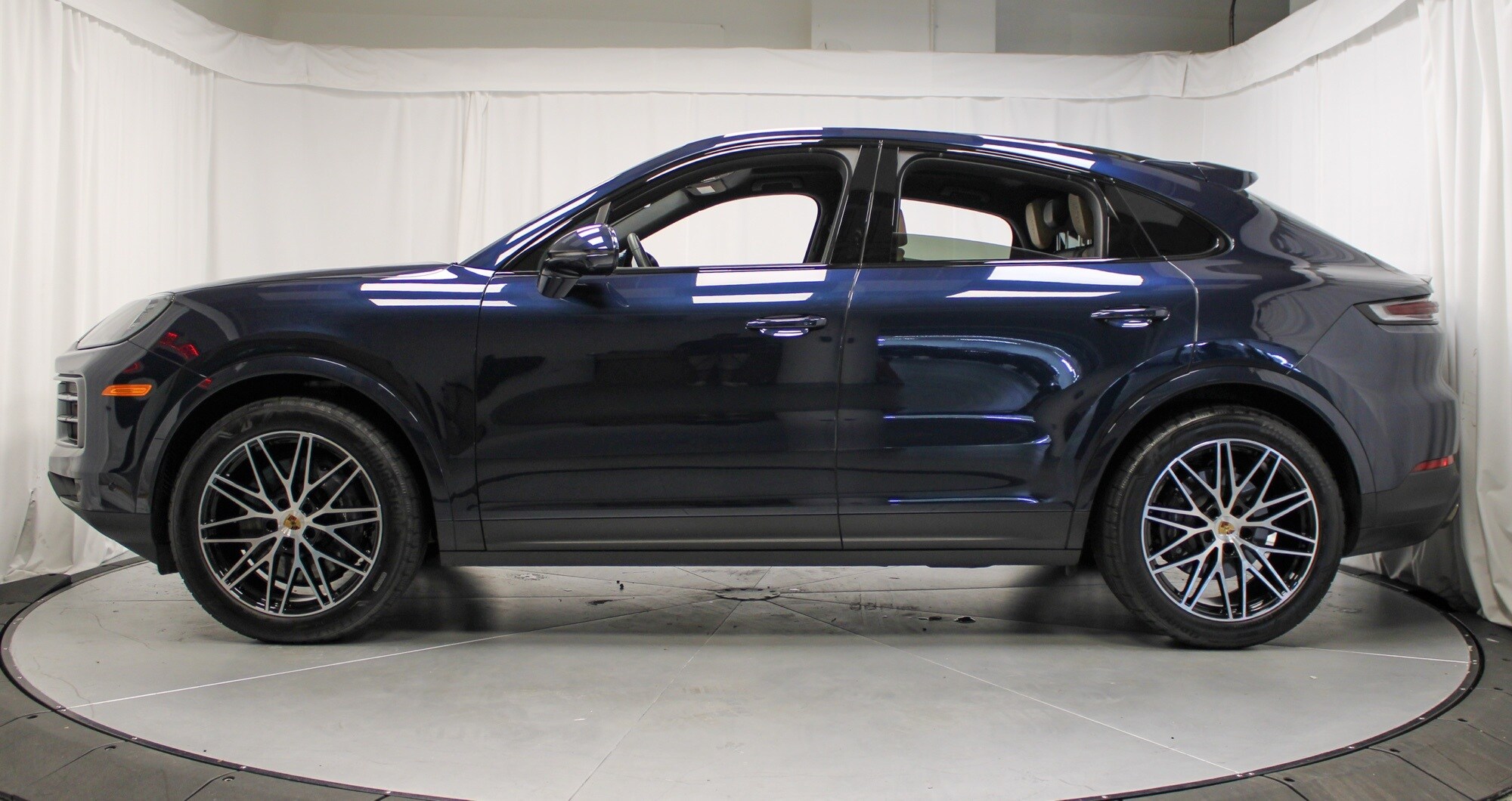 2025 Porsche Cayenne Coupe Base photo 2