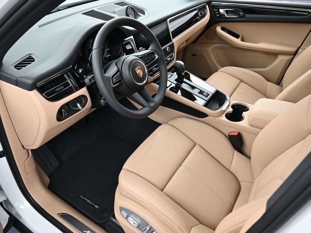 2025 Porsche Macan T photo 4