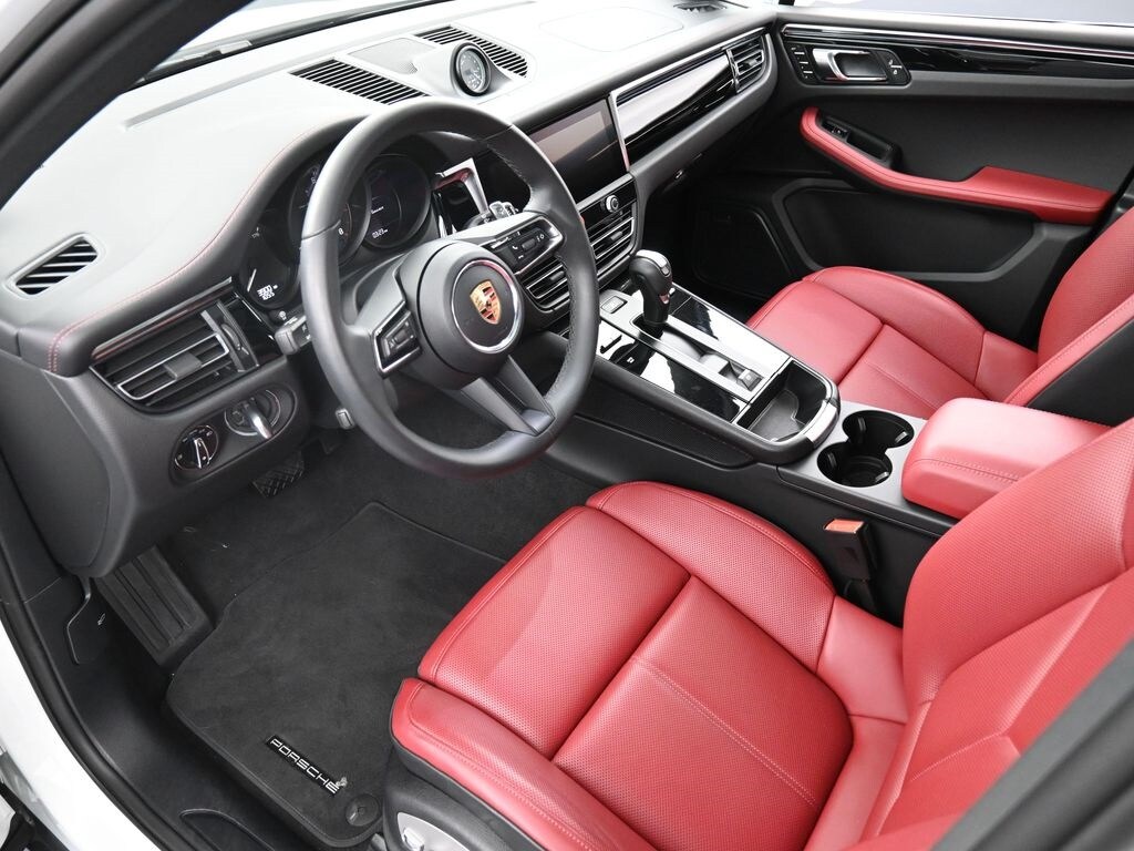 2025 Porsche Macan T photo 4