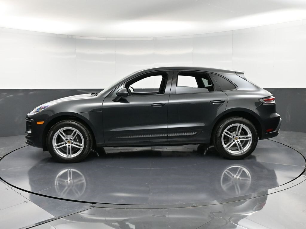 2025 Porsche Macan T photo 2