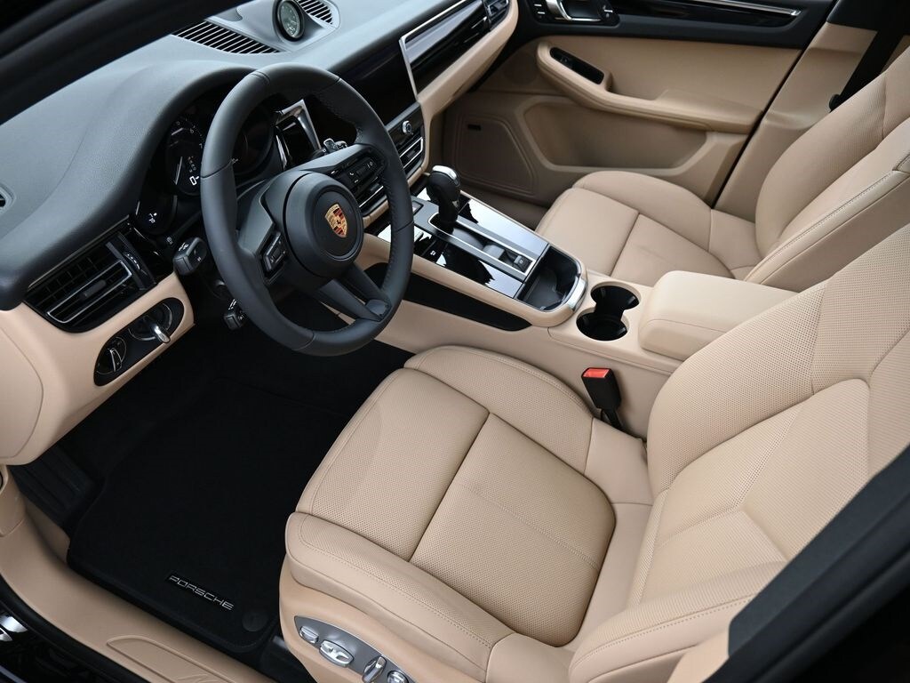 2025 Porsche Macan T photo 4