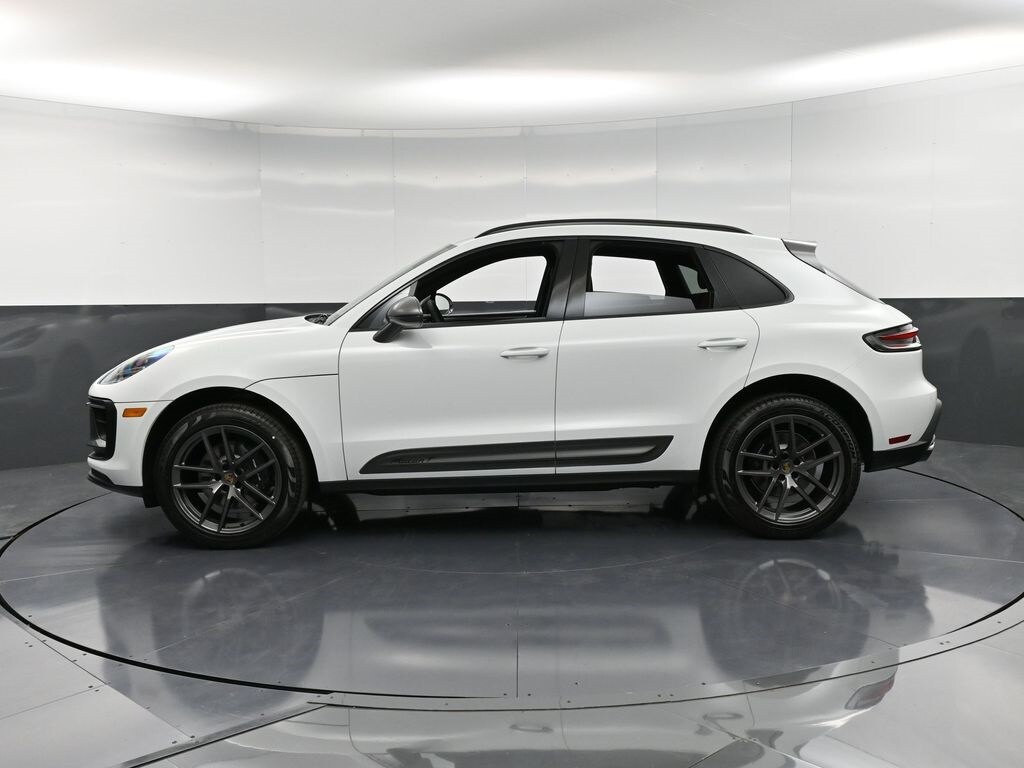 2026 Porsche Macan T photo 2