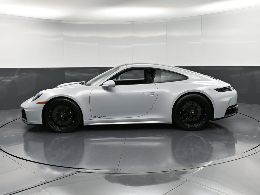 2026 Porsche 911 GTS photo 2