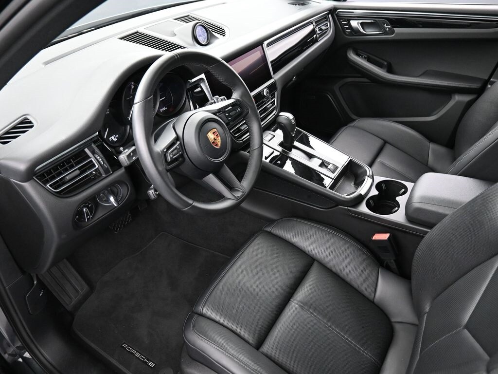 2025 Porsche Macan Base photo 4