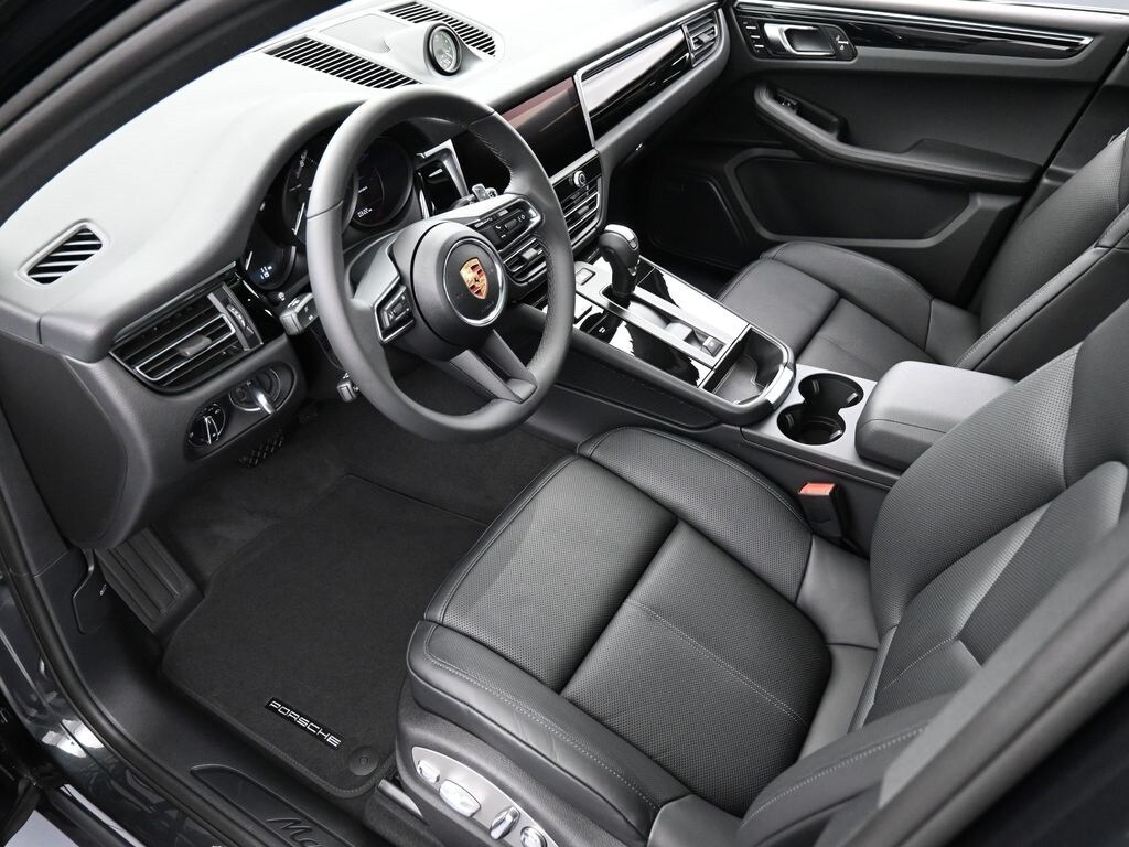 2025 Porsche Macan T photo 4