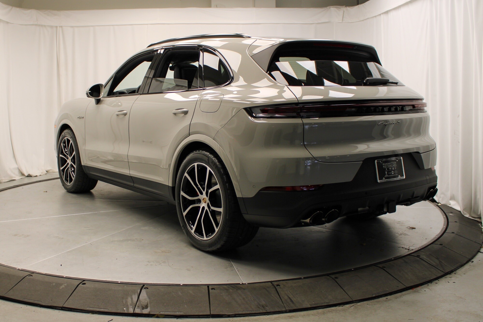 2025 Porsche Cayenne E-Hybrid S photo 3
