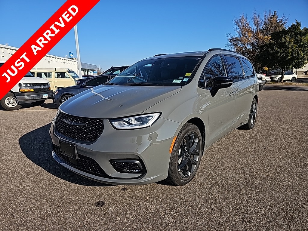 Used 2025 Chrysler Pacifica Limited Van Passenger Van