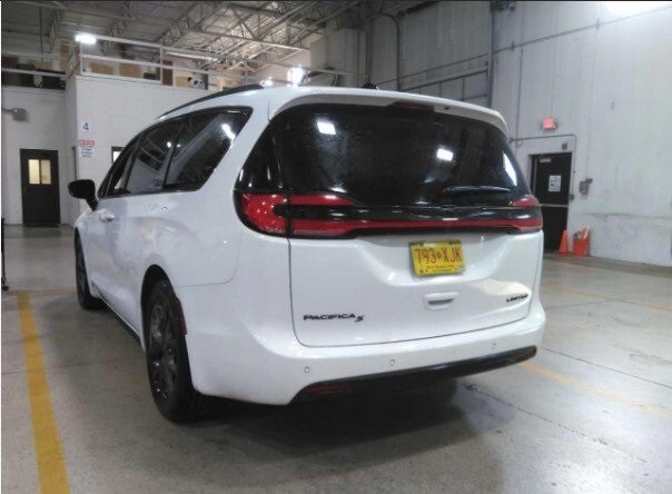 2025 Chrysler Pacifica Limited photo 2