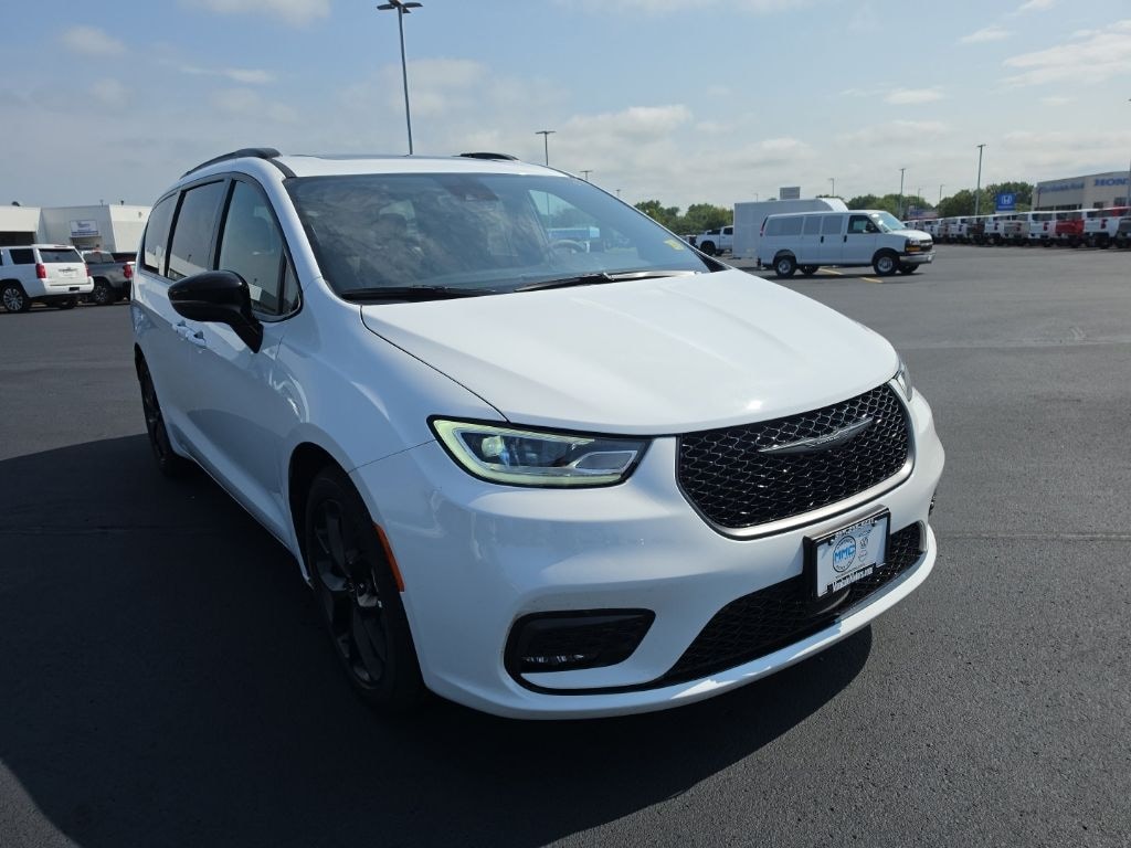 Used 2026 Chrysler Pacifica Limited Van Passenger Van