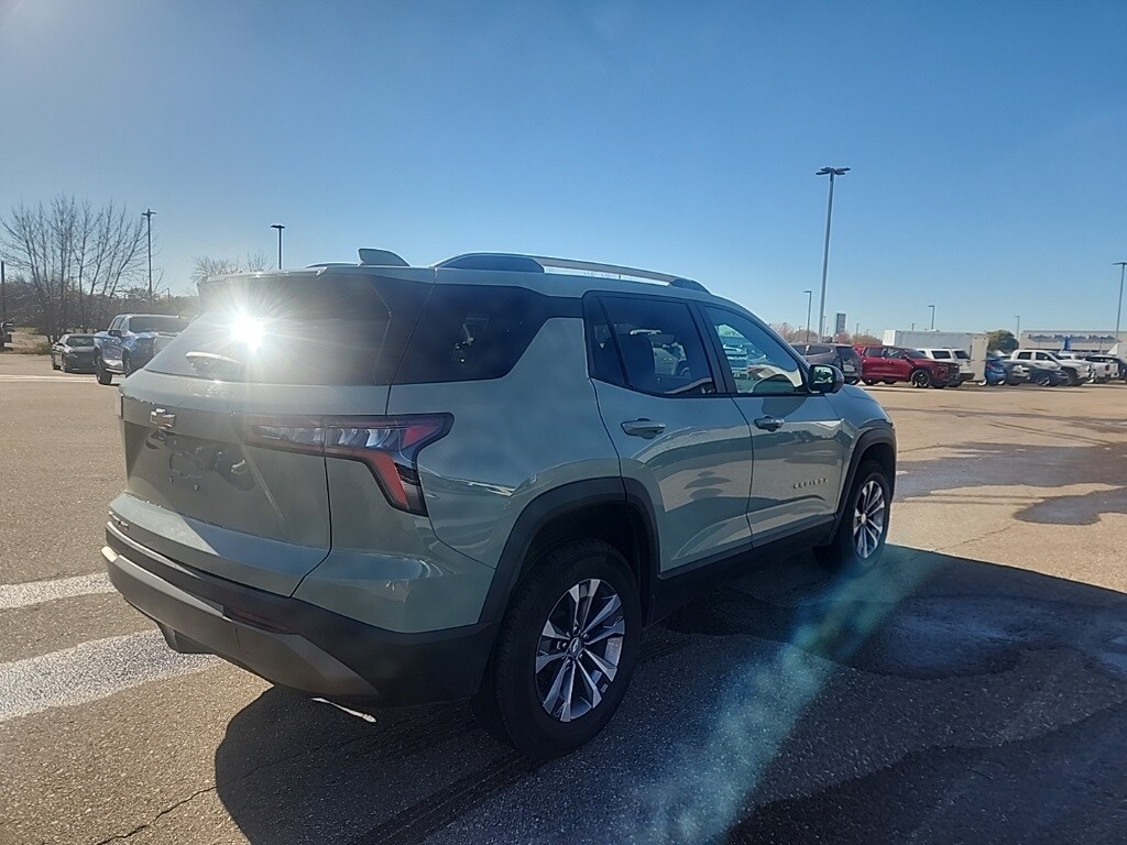 2025 Chevrolet Equinox LT photo 2