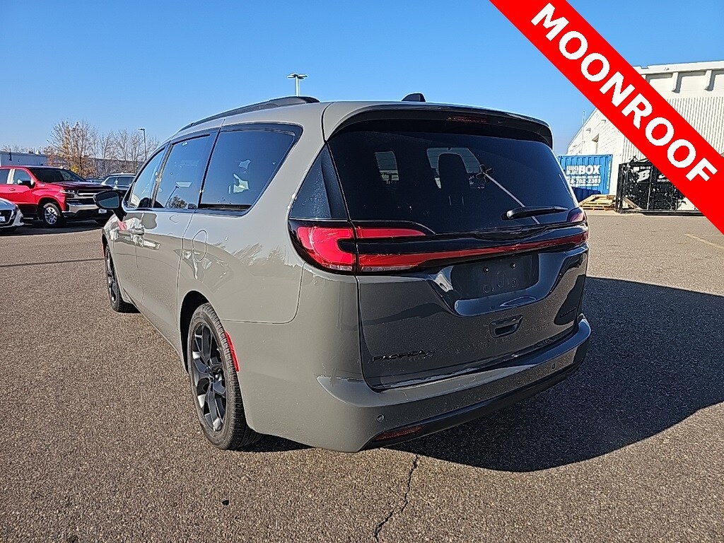 2025 Chrysler Pacifica Limited photo 2
