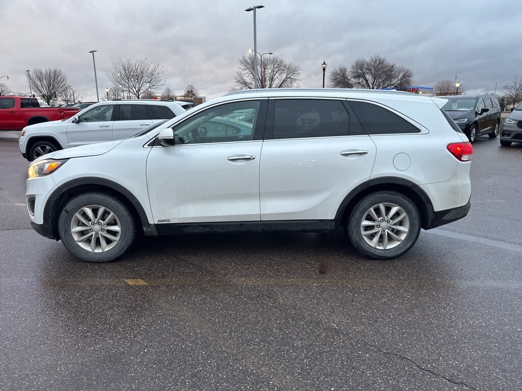 2017 Kia Sorento LX photo 2